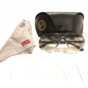 Ray-Ban Plastic Frame Aviators. Style: RB4162.